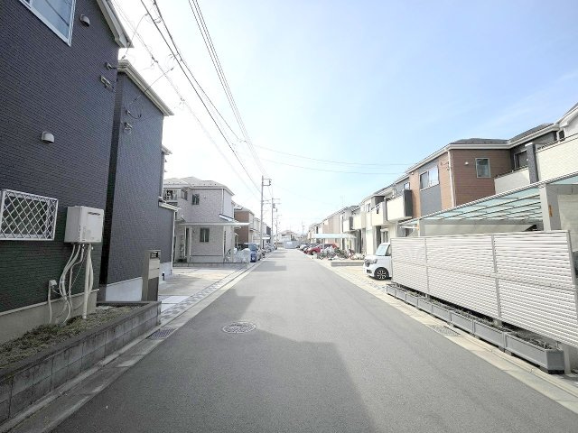 昭島市大神町四丁目　中古戸建の前面道路含む現地写真