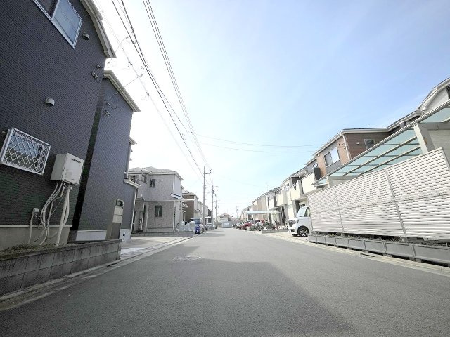 昭島市大神町四丁目　中古戸建の前面道路含む現地写真