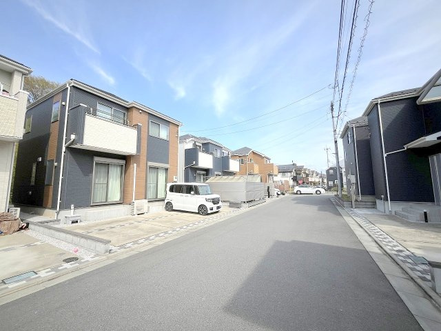 昭島市大神町四丁目　中古戸建の前面道路含む現地写真|大型分譲地内のキレイな街並みです！