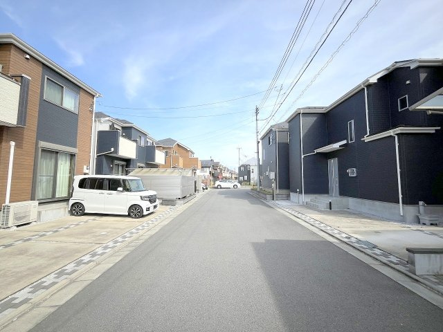 昭島市大神町四丁目　中古戸建の前面道路含む現地写真