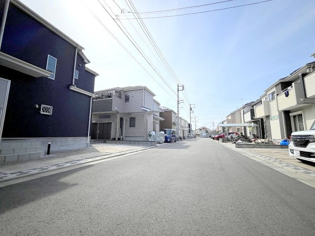 昭島市大神町四丁目　中古戸建の前面道路含む現地写真