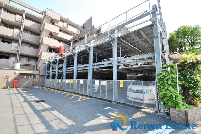 ライオンズマンション湘南緑が浜の駐車場