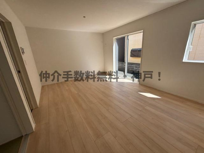 【居間・リビング】 | 神戸市西区玉津町高津橋　新築戸建2号棟　仲介手数料無料！ | ゆったり過ごせる居間です