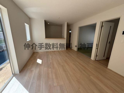 【居間・リビング】 | 神戸市西区玉津町高津橋　新築戸建2号棟　仲介手数料無料！ | ゆったりとしたリビングです