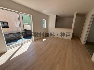 【居間・リビング】 | 神戸市西区玉津町高津橋　新築戸建2号棟　仲介手数料無料！ | ゆったり過ごせる居間です