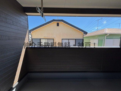 【バルコニー】 | 神戸市西区玉津町高津橋　新築戸建2号棟　仲介手数料無料！ | 外からの目が気にならないバルコニーで洗濯物が干せます