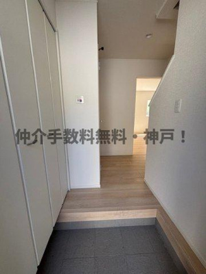 【玄関】 | 神戸市西区玉津町高津橋　新築戸建2号棟　仲介手数料無料！ | 落ち着いた玄関です