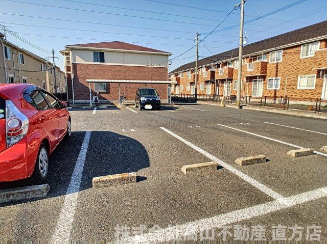 直方市大字感田のアパートの駐車場