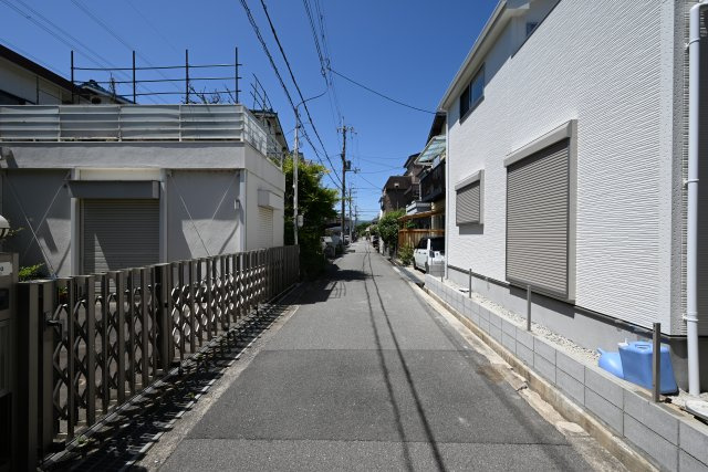 伊丹市荒牧南4丁目新築一戸建て│4LDK+駐車2台可の前面道路含む現地写真|南東側道路幅員は約4ｍです。