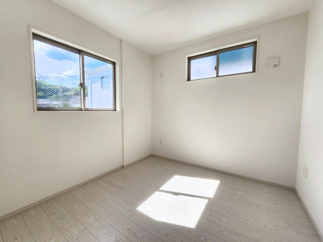 【価格改定】長岡京市奥海印寺太鼓山の洋室|窓の外に広がる山の風景が、日々の暮らしに癒しを与えてくれます。