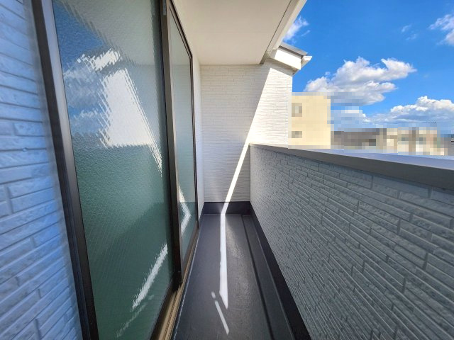 【価格改定】長岡京市奥海印寺太鼓山のバルコニー|南向きのワイドバルコニー。
明るく開放的な空間です！