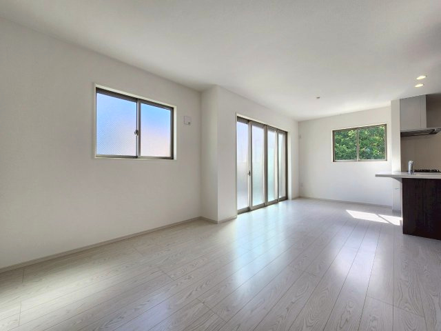 【価格改定】長岡京市奥海印寺太鼓山の居間・リビング|ご家族みんながゆったり過ごせる、約16.2帖の開放的なLDK。