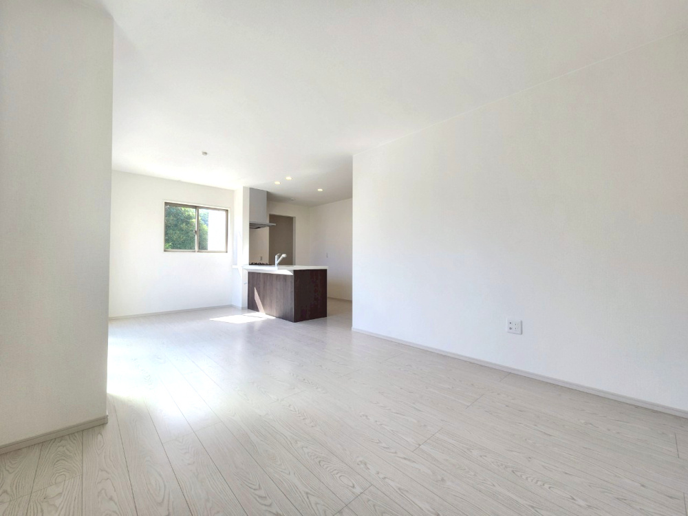 【価格改定】長岡京市奥海印寺太鼓山の居間・リビング|ホワイトを基調とした明るく開放的なLDK。