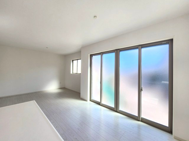 【価格改定】長岡京市奥海印寺太鼓山の居間・リビング|やさしい陽射しがたっぷり入るリビングで、家族の時間をゆったりとお過ごしいただけます！