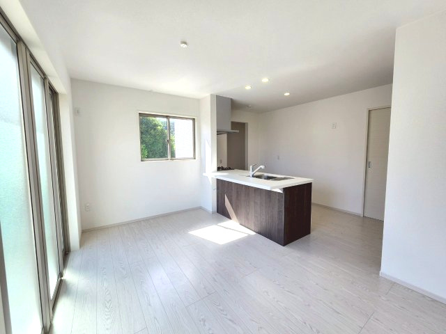 【価格改定】長岡京市奥海印寺太鼓山の居間・リビング|対面式キッチン採用！
お料理しながらお子様の様子が見られて安心◎ 