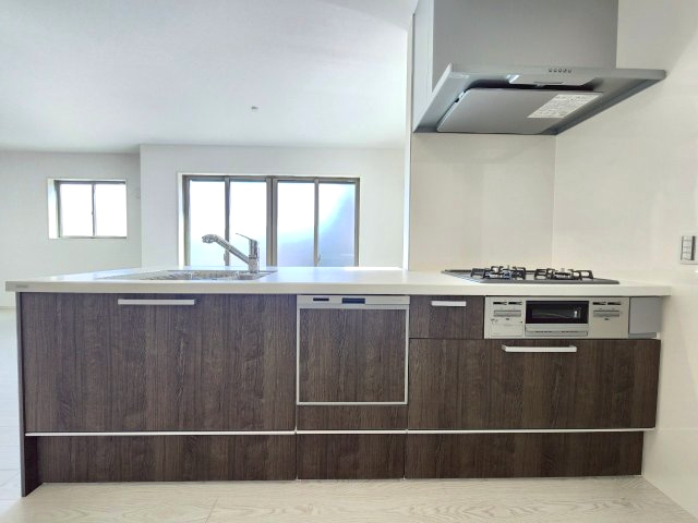 【価格改定】長岡京市奥海印寺太鼓山のキッチン|3口ガスコンロ・グリル・食洗機付きの機能的なキッチン。