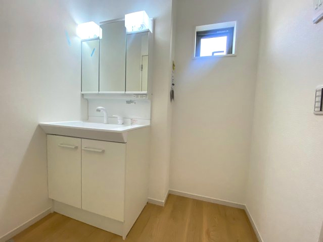 【価格改定】長岡京市奥海印寺太鼓山の独立洗面台|洗面化粧台横には、洗濯機を置けるスペースもございます。