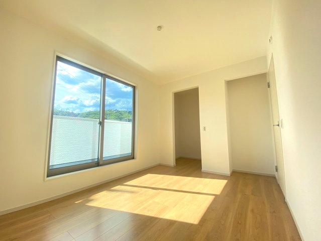 【価格改定】長岡京市奥海印寺太鼓山の洋室|バルコニーへ直接出られる設計で、開放感と使い勝手の良さを兼ね備えています！