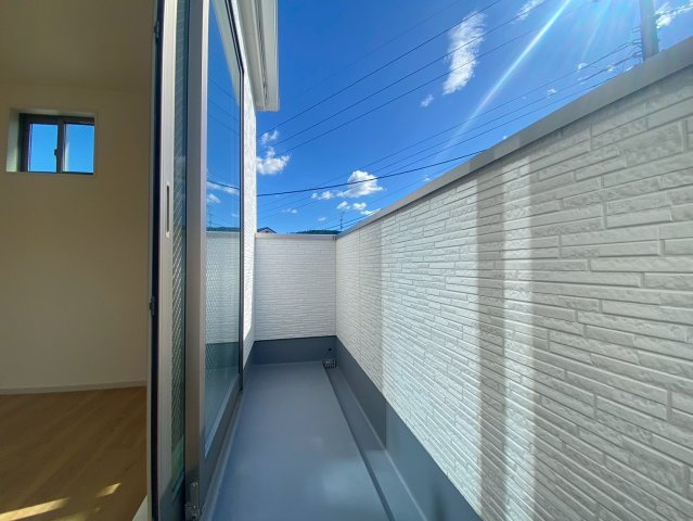 【価格改定】長岡京市奥海印寺太鼓山のバルコニー|西向きワイドバルコニー
洗濯物の外干しも可能です。