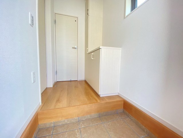 【価格改定】長岡京市奥海印寺太鼓山の玄関|玄関には収納スペースを完備。