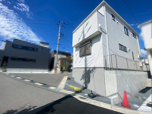 【価格改定】長岡京市奥海印寺太鼓山の前面道路含む現地写真|窓にはシャッターを設置しており、防犯面や防災面で安心。