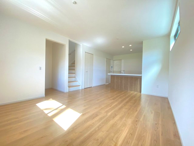 【価格改定】長岡京市奥海印寺太鼓山の居間・リビング|対面キッチンのLDK（約15帖）
LDK内に、便利なウォークインクローゼットがございます。