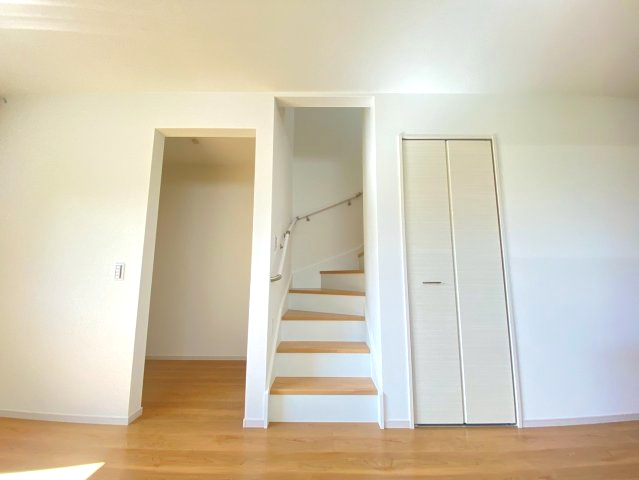 【価格改定】長岡京市奥海印寺太鼓山の収納|家族のコミュニケーションが自然と増える、リビング階段を採用。
