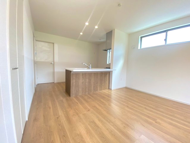 【価格改定】長岡京市奥海印寺太鼓山の居間・リビング|リビングにいるお子様の様子を見守りながらお料理ができ、毎日の家事も快適です。