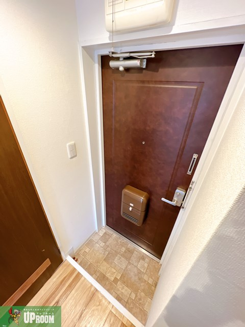 春日井市高蔵寺町３丁目の賃貸マンションの玄関