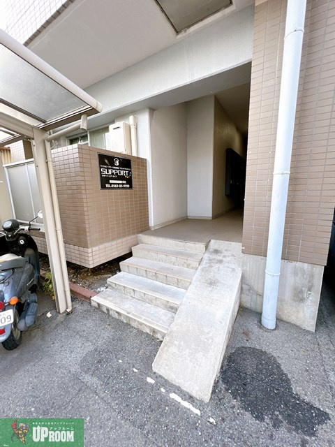 春日井市高蔵寺町３丁目の賃貸マンションのエントランス