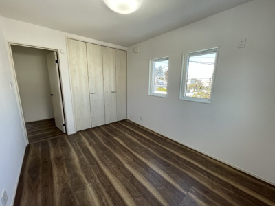 【洋室】 | 【新築分譲住宅】　天童市久野本三丁目　☆A棟☆ | 季節を問わずにたっぷり収納ができます。冬物の収納にも困りません。お子様のお片付けも上手にできそう！また一部に曇りガラスを採用しており、気になる外からの視線をカットできます♪