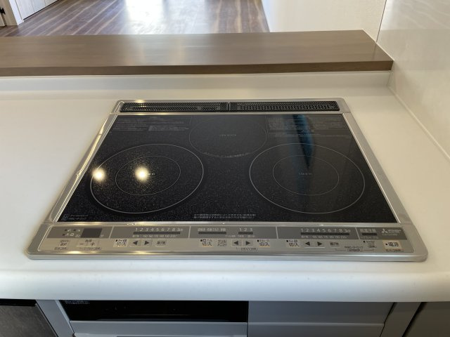 【設備】 | 【新築分譲住宅】　天童市久野本三丁目　☆A棟☆ | 火を使わないので小さいお子様がいらっしゃるご家庭でも安全にご利用いただけます。また、ご使用後はプレートをふくだけでお掃除できます♪