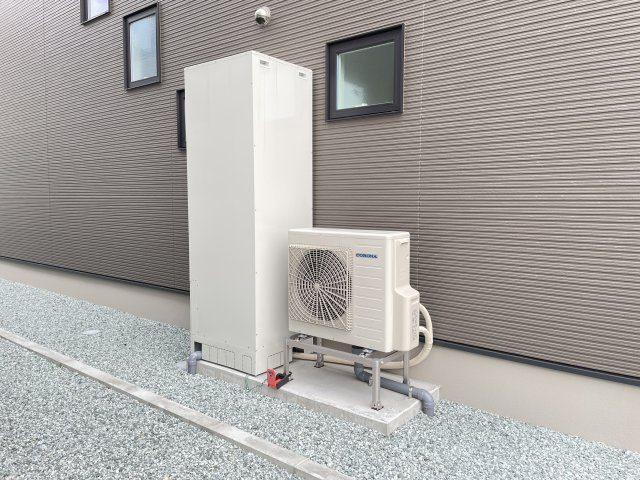 【設備】 | 【新築分譲住宅】　天童市久野本三丁目　☆A棟☆ | ヒートポンプ式でお湯を沸かし貯めておく給湯器です                          
深夜にお湯を沸かす事でプロパンガスの給湯器よりも光熱費を抑える事ができます♪
