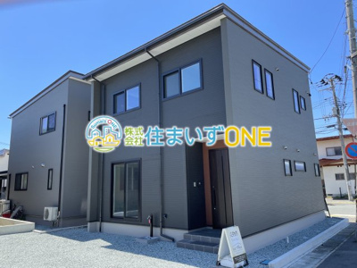 【外観】 | 【新築分譲住宅】　天童市久野本三丁目　☆A棟☆ | A棟はスタイリッシュでスッキリとおしゃれな外観です！
一戸建てのメリットはなんといっても土地を自由に使えること！お庭でBBQや水遊びを思う存分楽しめます♪