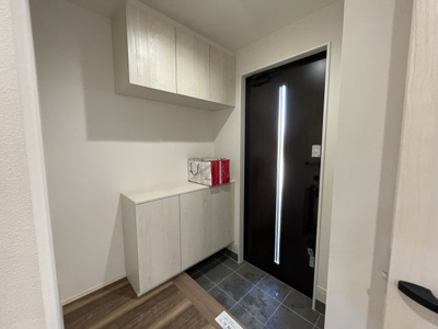 【玄関】 | 【新築分譲住宅】　天童市久野本三丁目　☆A棟☆ | 人を迎え入れる最初の場所だからこそ、清潔感がある空間にして頂ける様にゆとりある収納を設けました♪おでかけの時も帰った時も、「我が家」を最初に感じでもらえる素敵な空間に♪