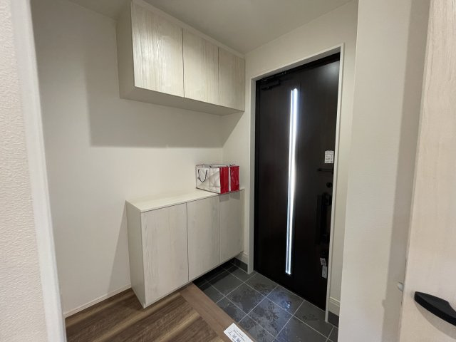 【玄関】 | 【新築分譲住宅】　天童市久野本三丁目　☆A棟☆ | 人を迎え入れる最初の場所だからこそ、清潔感がある空間にして頂ける様にゆとりある収納を設けました♪おでかけの時も帰った時も、「我が家」を最初に感じでもらえる素敵な空間に♪