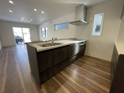 【キッチン】 | 【新築分譲住宅】　天童市久野本三丁目　☆A棟☆ | ご家族と会話をしながらのお料理は楽しいですね。出来上がった料理をお子さんが運ぶなどお手伝い時間も増えそう