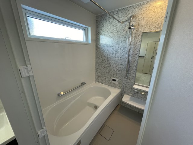 【浴室】 | 【新築分譲住宅】　天童市久野本三丁目　☆A棟☆ | 広々したバスルームは日々の疲れを癒してくれます。
半身浴タイプなので、お子さんと一緒にゆっくり湯船につかりながら１日の出来事をお話したり・・そんな素敵時間が過ごせます♪
