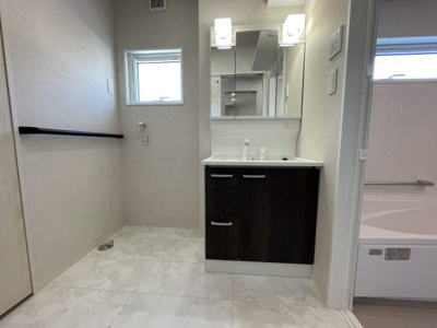 【独立洗面台】 | 【新築分譲住宅】　天童市久野本三丁目　☆A棟☆ | 人気の3面鏡を採用！ミラー裏に収納でき、生活感なくすっきり。また、窓もあるので明るく換気もできますね。