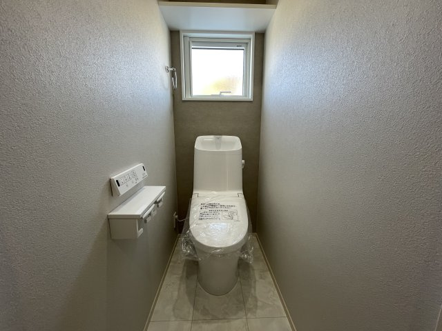 【トイレ】 | 【新築分譲住宅】　天童市久野本三丁目　☆A棟☆ | 清潔な空間を保ちたいトイレはオフホワイトでまとめました。毎日使う場所だからこそお手入れも楽々にできる機能が搭載されております。汚れが付着しにくい便器はお掃除も楽々です。
