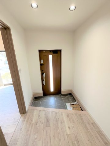 【玄関】 | 仲介手数料無料！厚南小学校に通えるリフォーム済み中古住宅　宇部市厚南北１丁目 | 落ち着いた玄関です