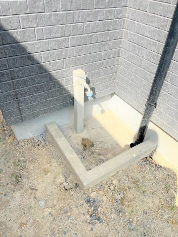 【駐車場】 | 仲介手数料無料！厚南小学校に通えるリフォーム済み中古住宅　宇部市厚南北１丁目 | 駐車場には散水栓も付いています