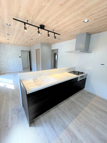 【キッチン】 | 仲介手数料無料！厚南小学校に通えるリフォーム済み中古住宅　宇部市厚南北１丁目 | 使い勝手の良いシステムキッチンで楽しくクッキング♪