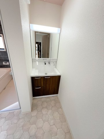 【洗面所】 | 仲介手数料無料！厚南小学校に通えるリフォーム済み中古住宅　宇部市厚南北１丁目 | コンパクトで使いやすい洗面所