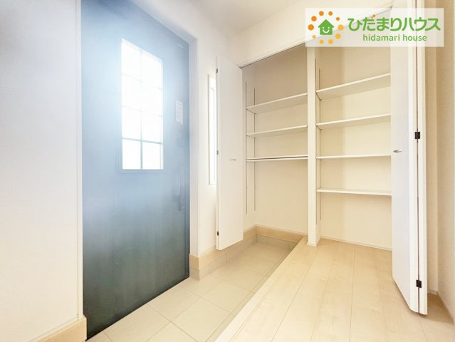 いわき市平愛谷町4丁目第1　新築戸建　4号棟の玄関|天井までの高さがあるタップリ玄関収納、姿見・小引き出し付きなのも便利