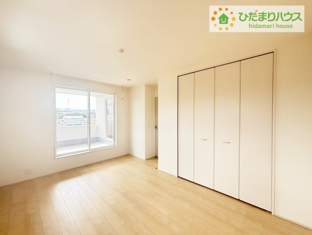 いわき市平愛谷町4丁目第1　新築戸建　4号棟の寝室|バルコニーに面している居室なので、自然と光が差し込みます。