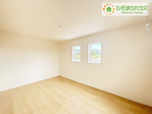 いわき市平愛谷町4丁目第1　新築戸建　4号棟の寝室|天井の高い主寝室。ゆっくりと過ごせる大人のくつろぎ空間！