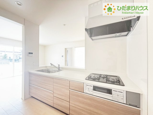 いわき市平愛谷町4丁目第1　新築戸建　4号棟のキッチン|コンロは嬉しい3口コンロ！シンクはつなぎ目なしでお掃除も簡単です♪