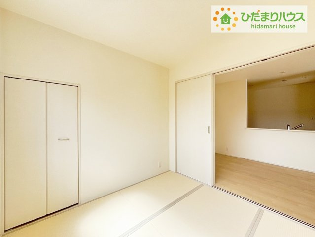 いわき市平愛谷町4丁目第1　新築戸建　4号棟の和室|扉を閉じれば来客用のお部屋として。開いて広い空間を作れば、お子様の遊び部屋として使えます！