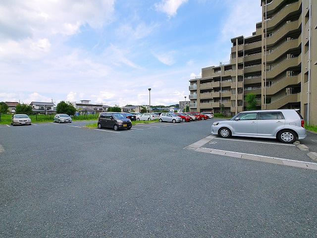 ローレルスクエア西大寺の駐車場